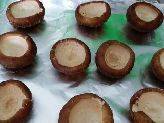 10、香菇肉丸(可蒸可烤),烤盘内铺锡纸,把处理过的香菇放在锡纸上