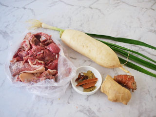 1、羊肉火锅,准备好材料