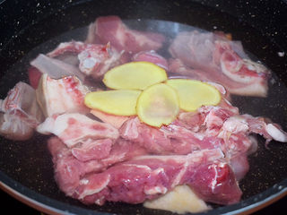 2、羊肉火锅,羊肉斩成小块，冷水下锅，加入清水、生姜、料酒，大火烧开捞出浮沫