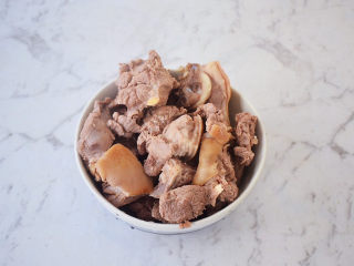 3、羊肉火锅,再捞出羊肉冲洗干净备用