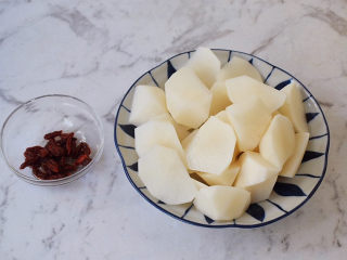 7、羊肉火锅,白萝卜去皮洗净滚刀切块，枸杞洗净备用