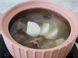 8、羊肉火锅,约1小时后将白萝卜块放入