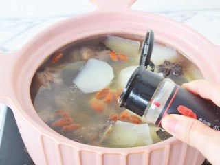 11、羊肉火锅,加入适量的白胡椒粉