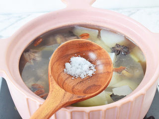 12、羊肉火锅,加入盐调味，然后加入自己喜欢配件就可以开动了