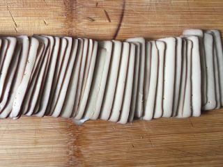 1、胡萝卜拌鸡蛋豆腐干,鸡蛋干切薄片