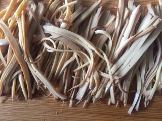 2、胡萝卜拌鸡蛋豆腐干,然后再切细丝