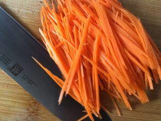 3、胡萝卜拌鸡蛋豆腐干,胡萝卜切细丝,越细越好