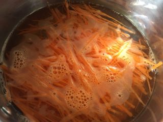 4、胡萝卜拌鸡蛋豆腐干,胡萝卜放入开水中30秒就捞出,细丝的参考时间