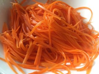 5、胡萝卜拌鸡蛋豆腐干,捞出沥干备用