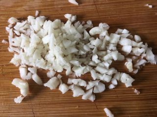 6、胡萝卜拌鸡蛋豆腐干,大蒜头切细末