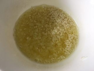 8、胡萝卜拌鸡蛋豆腐干,油热后捞出花椒,将热油浇入蒜末芝麻碗里