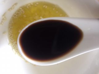 9、胡萝卜拌鸡蛋豆腐干,碗里加入一勺陈醋