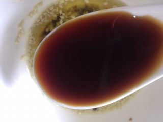 10、胡萝卜拌鸡蛋豆腐干,加入两勺生抽