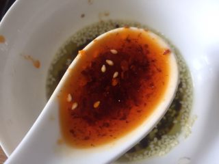 12、胡萝卜拌鸡蛋豆腐干,加入一勺油泼辣子