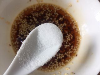 13、胡萝卜拌鸡蛋豆腐干,加入少量盐