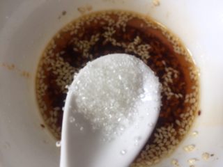 14、胡萝卜拌鸡蛋豆腐干,加入适量的糖搅拌均匀