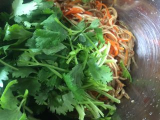 15、胡萝卜拌鸡蛋豆腐干,蔬菜放一个大碗中