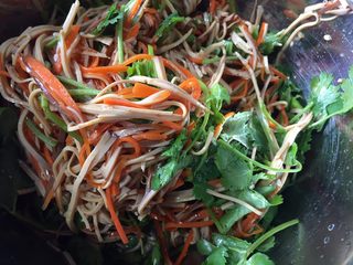 16、胡萝卜拌鸡蛋豆腐干,加入酱料翻拌均匀