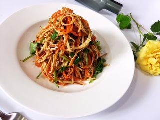 17、胡萝卜拌鸡蛋豆腐干,装盘