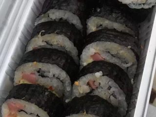 4、招牌寿司,切寿司的时候一定要掌握速度和力度，切好后就可以吃了哦！