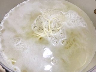 7、最销魂之重庆小面,烧一锅水，水滚开后加入碱水面搅拌均匀