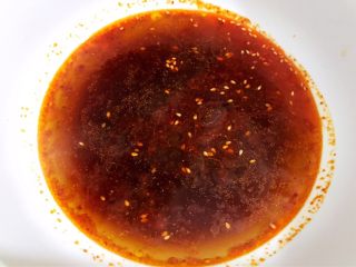 8、最销魂之重庆小面,水再次滚开后舀两勺在面碗里