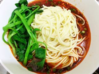 12、最销魂之重庆小面,摆入焯好的菜