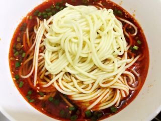 10、最销魂之重庆小面,煮至面条无硬芯后捞出放入面碗里（喜欢吃硬点少煮一会儿，喜欢吃软点就多煮一会儿）