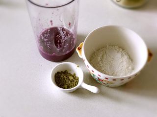 3、青青的素味早餐,再准備好糯米粉、抹茶粉（用菠菜汁會更漂亮些，我忘了買????）
