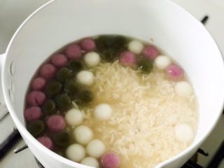 8、青青的素味早餐,小火煮⋯⋯直接小團子都浮上來就可以關火了。