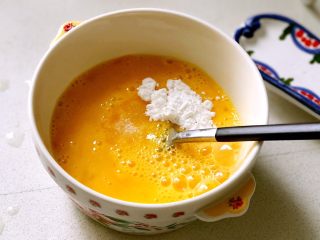 10、青青的素味早餐,3個雞蛋打散后，加入糖、鹽和澱粉，攪拌均勻。