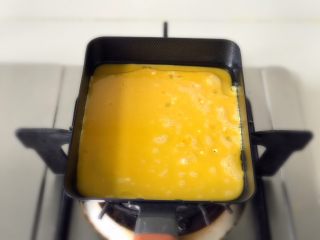 13、青青的素味早餐,倒一半鸡蛋液進去。