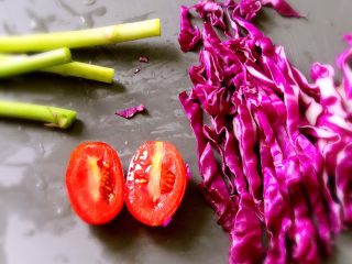 14、青青的素味早餐,煎蛋的時候可以把這幾樣菜切好，用水焯一下蘆筍和紫甘藍。