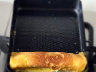 16、青青的素味早餐,然後將蛋餅小心的卷到一側。