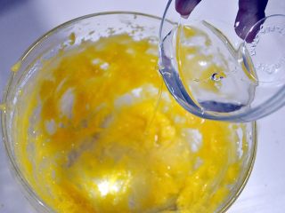 9、自制沙拉酱,此时因为酱太浓稠，不容易再搅拌，我们添加白醋总量的1/4进去，用电动打蛋器搅拌均匀。