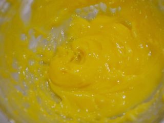 11、自制沙拉酱,重复多次之后，随着油的继续添加，酱又重新浓稠起来。