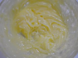 12、自制沙拉酱,一直重复。直到油和白醋都添加完，最后一次加入白醋的时候，先观察一下酱的浓稠度。可以根据自己的口味偏好调整最后成品酱的浓稠度和酸度。图为最后一步成品。