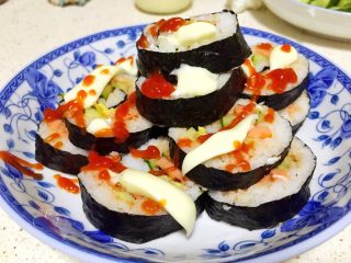 4、私房寿司,   1.然后就是将放好食材的寿司卷起来,卷的时候用力一点.最后就是切断.喷尚番茄酱与沙拉酱喔。