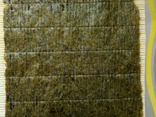 2、简单寿司,紫菜铺好