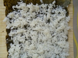 3、简单寿司,剩饭铺好，别放多了。