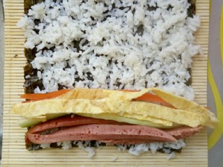 4、简单寿司,材料铺上，可以多点。
