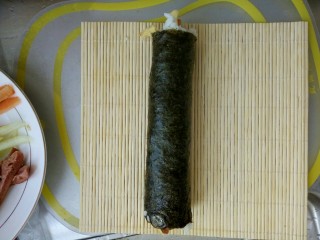5、简单寿司,卷起来