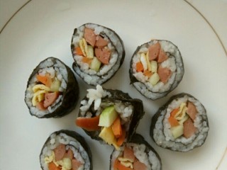 6、简单寿司,切成块状，装盘。OK