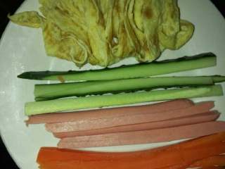 1、寿司,鸡蛋饼切长条，胡萝卜热水煮一下。