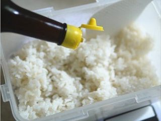 2、海草寿司,蒸好的米饭晾至不烫手，640克左右米饭拌大约40毫升寿司醋。