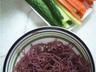 3、海草寿司,泡好的血珊瑚草加入少量盐、醋、香油拌匀备用。西兰花、胡萝卜提前焯烫一下，西兰花焯水后将花苞切下来切碎。