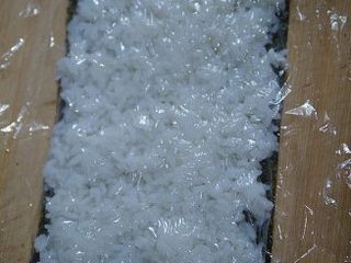 4、海草寿司,外卷：先铺半张海苔，铺一层米饭，米饭整个铺满海苔，然后铺一层保鲜膜，然后手提保鲜膜和海苔倒过来，让保鲜膜在下面，海苔在上面。