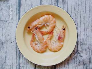 4、简易版寿司拼盘,在锅内加入冷水，并把准备好的明虾放入锅中，加入姜丝、料酒、盐煮熟捞出