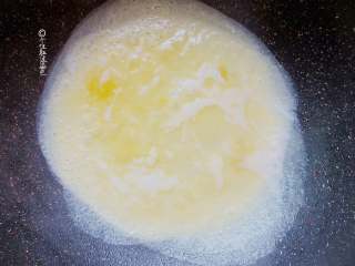 5、简易版寿司拼盘,鸡蛋打散搅拌均匀，加少许盐和胡椒粉，在小煎锅摊个圆形蛋皮，趁没完全凝固折叠成蛋卷