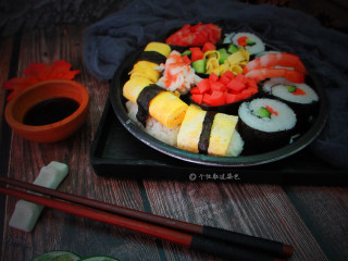 12、简易版寿司拼盘,最后就是最重要的摆盘。可以按照我这样挤满一个盘子